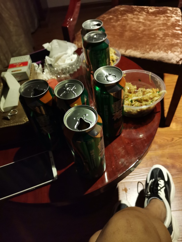 睡不着就别硬睡这个年纪不出来喝酒难道窝在家里就能拥有爱情吗 .